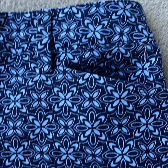 LAND’S END SIZE 10 APPROX 6” INSEAM SHORTS NAVY PRINT - Picture 2 of 4